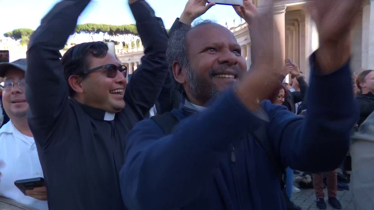 ⚪️ HABEMUS PAPAM La fumée blanche s'échappe de la cheminée de la chappelle Sixtine, au Vatican.