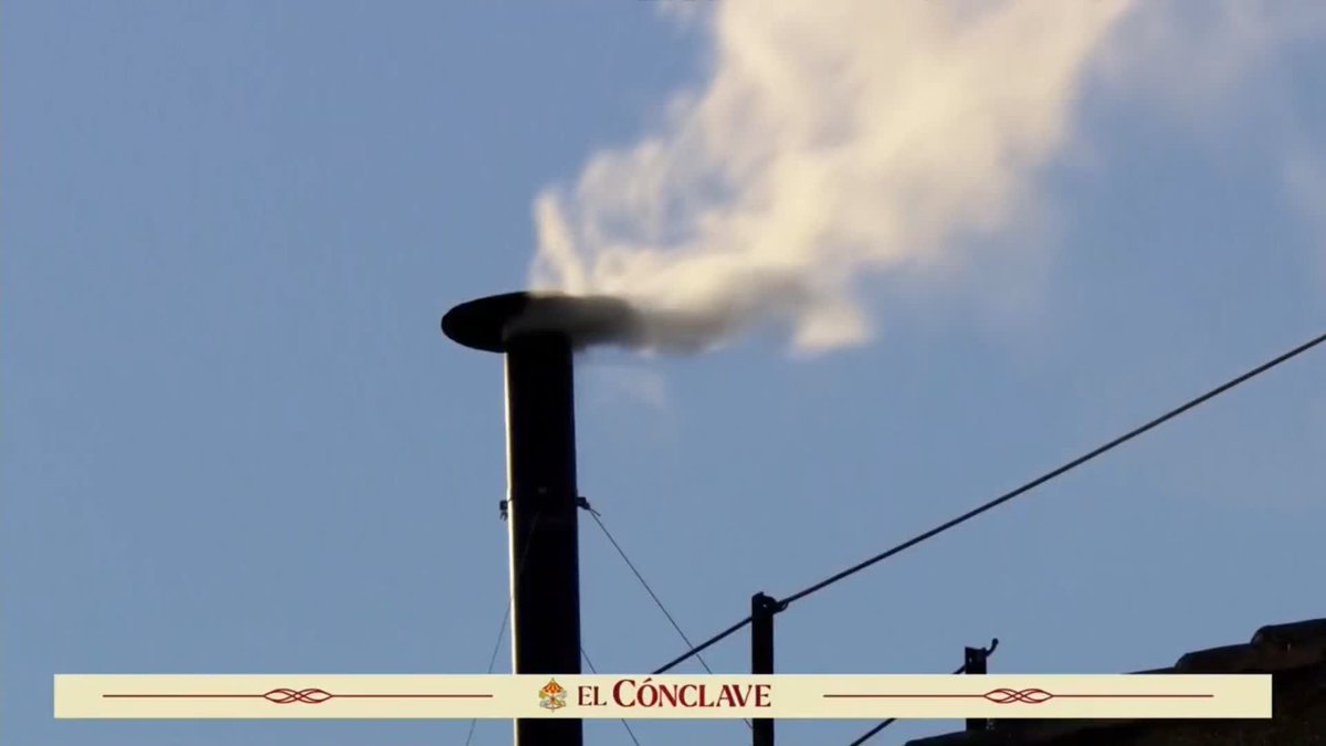 🇻🇦 ¡Hay papa! Sale el esperado humo blanco que confirma que hay un nuevo pontífice. #papa #vaticano