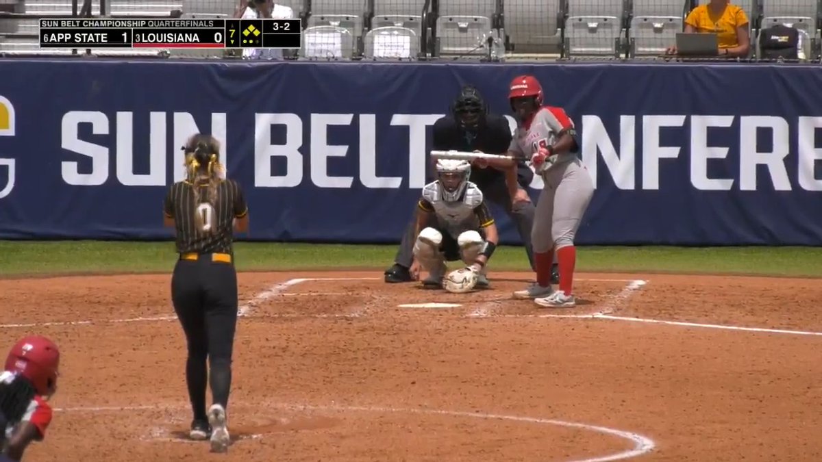 𝗥𝗢𝗘 𝗪𝗔𝗟𝗞𝗦 𝗜𝗧 𝗢𝗙𝗙. With a full count, Sam Roe sends Louisiana Ragin' Cajuns® Softball to the semifinals with a 2-run double with 2 outs in the bottom of the seventh. #SunBeltSB ☀️