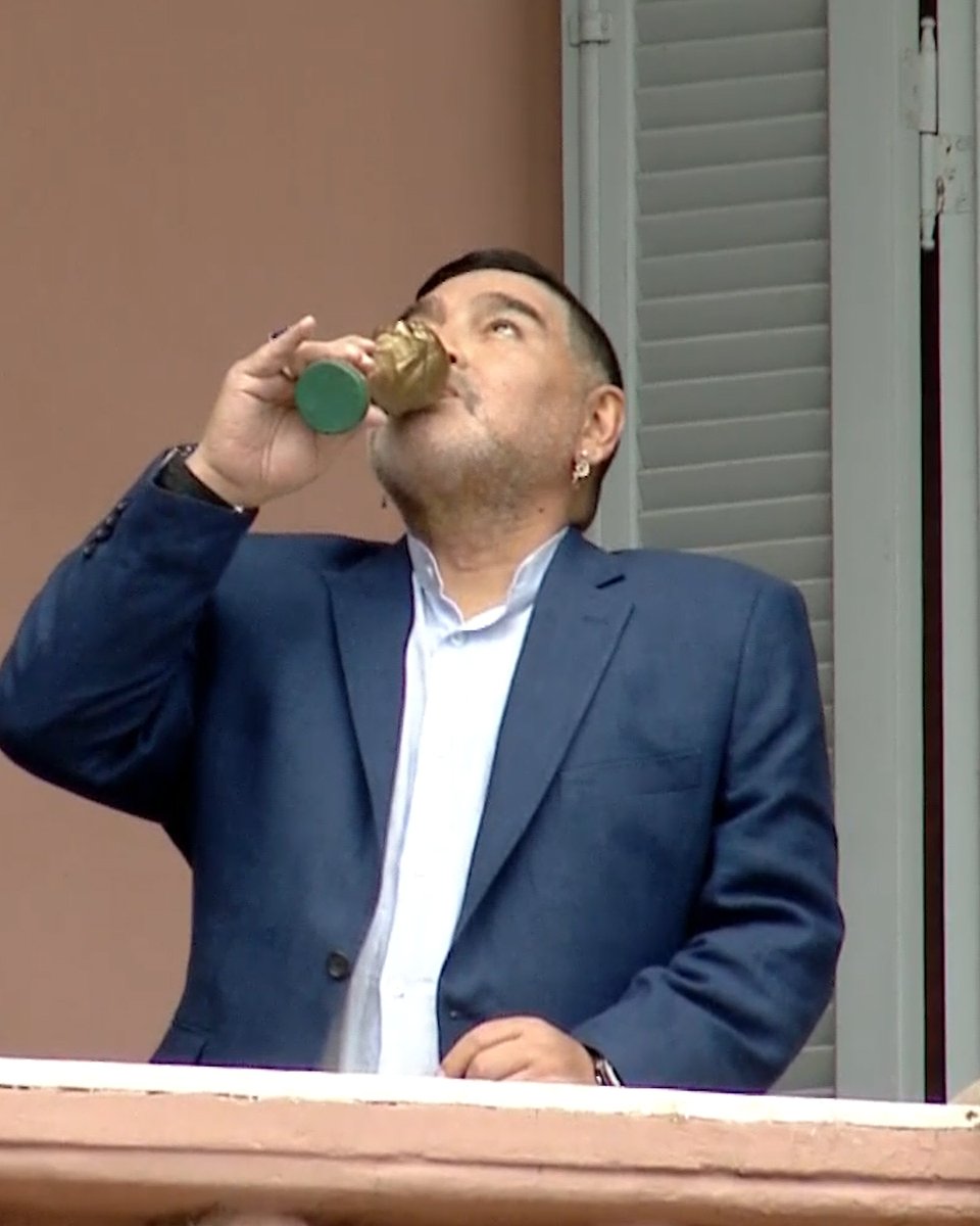 El Papa saliendo a saludar a la gente en la plaza San Pedro.