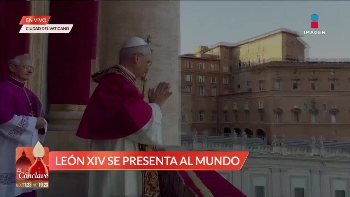 Sale del balcón de la Basílica de San Pedro el #PapaLeón XIV, Robert Francis Prevost Martínez, de origen estadounidense. #HabemusPapam #Cónclave2025