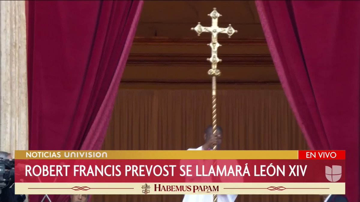 🇻🇦 El nuevo papa, León XIV, saluda a la audiencia desde el balcón de la Plaza de San Pedro. #papa #vaticano