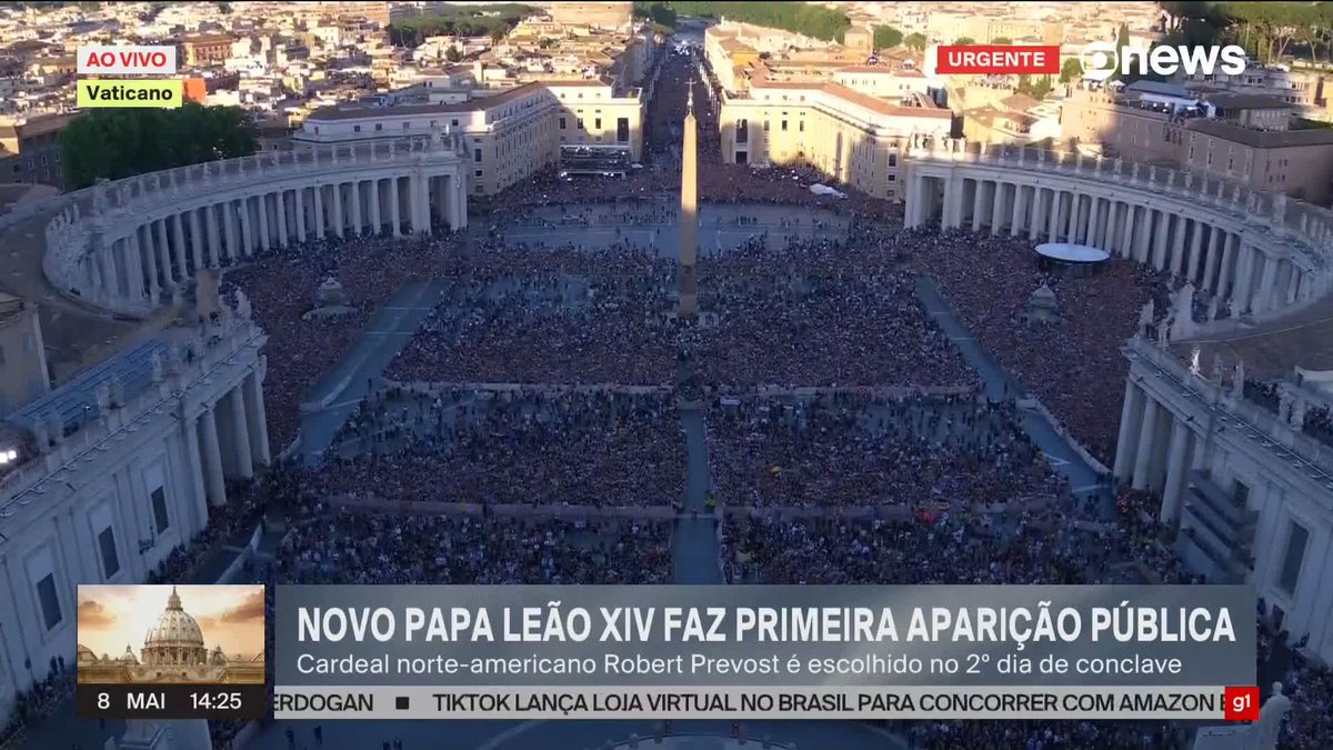 O Papa Leão XIV é ovacionado por multidão no Vaticano.