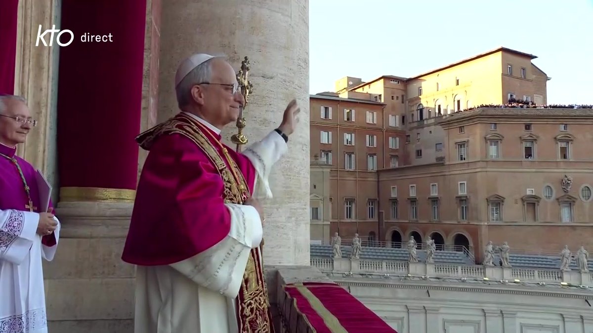 🔴Le pape Léon XIV apparaît au balcon de la basilique Saint-Pierre. 👉Ses premiers mots et sa bénédiction #UrbietOrbi en intégralité sur #KTO &amp; #HabemusPapam