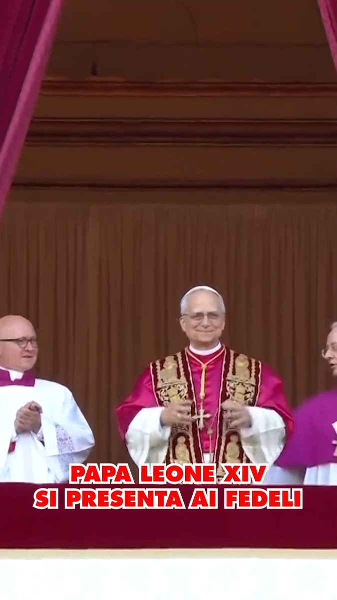 📌 Papa Leone XVI, il nuovo Papa, visibilmente commosso, ha salutato i fedeli con la mano, affacciandosi su Piazza San Pietro #HabemusPapam #LeoneXVI
