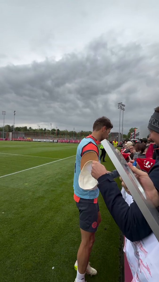 Olha quem foi visitar o Goretzka no treino KKKKKKKKKKKKKKKK vtnc
