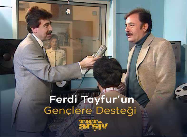 1997 yılında #FerdiTayfur’un misafiriyiz. Arabesk müziğin usta sesinin, yetenekli gençlere verdiği desteğe şahit oluyoruz. 🎙️