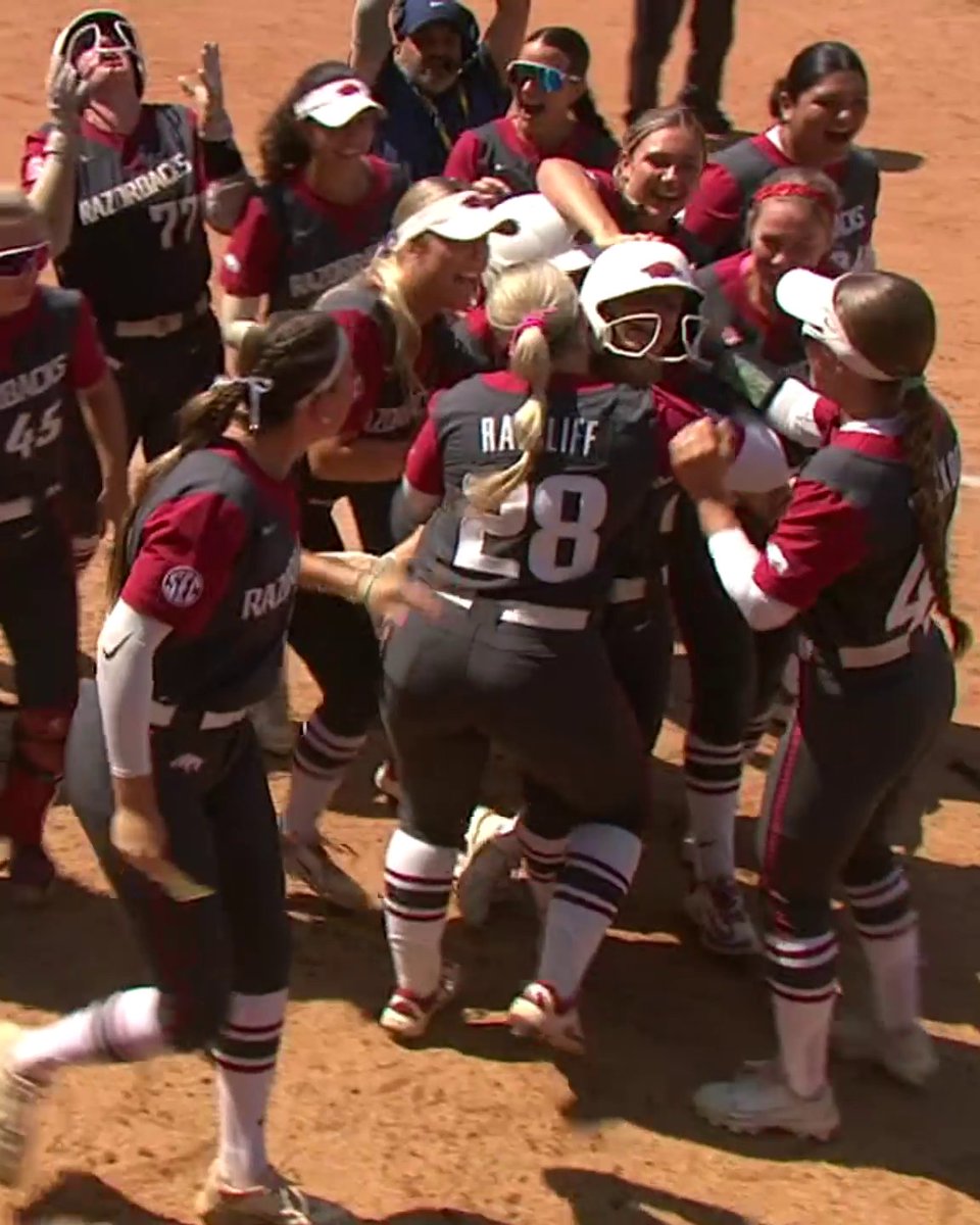 RAIGAN KRAMER WITH THE DAGGER‼️ ARKANSAS IS HEADED TO THE SEMIS 🔥 Arkansas Softball