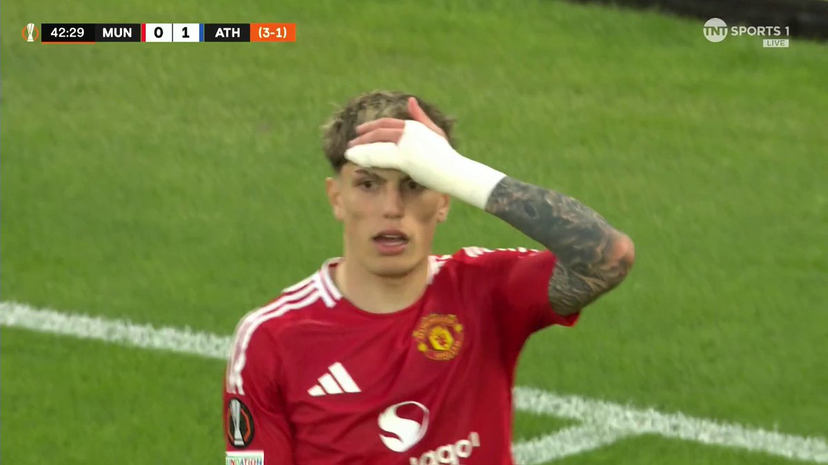 BIG CHANCE 😬 Alejandro Garnacho goes 1v1 with the goalkeeper, but misses the target after attempting to lob it over him ❌ 📺 TNT Sports &amp; discovery+ UK