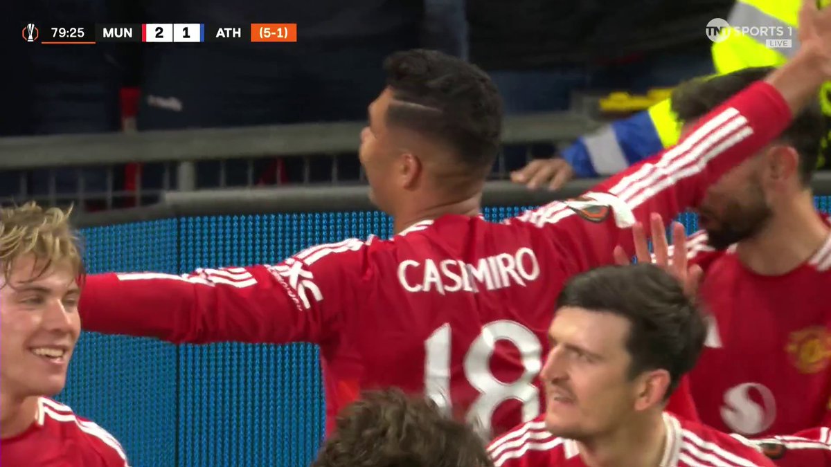 CASEMIRO GETS ANOTHER FOR MAN UNITED! He gives them a 5-1 aggregate lead and pats the badge after scoring ๐ ๐บ TNT Sports & discovery+ UK