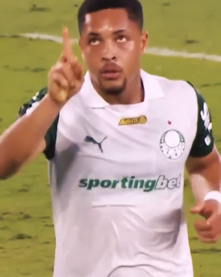 Velocidade, imposição física e muita categoria pra carimbar a vaga antecipada do #MaiorCampeãoDoBrasil na próxima fase da #Libertadores. Que golaço, Vitor Roque! 💚