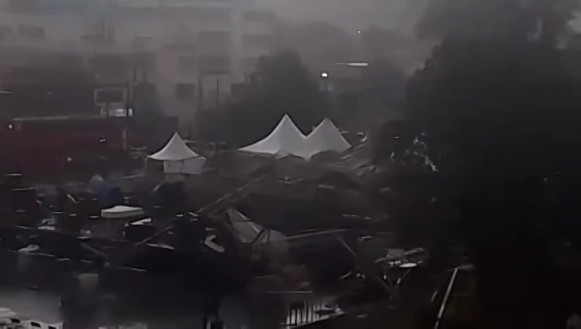 Este es el momento exacto del colapso del escenario en la alcaldía Gustavo A. Madero donde iban a celebrar el #DíaDeLasMadres. Protección Civil de la #CDMX confirmó que siete personas resultaron heridas.