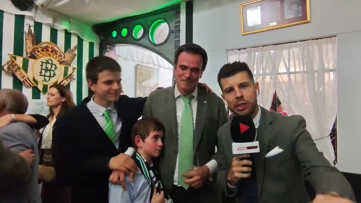 La emoción de Javier y sus hijos recordando a su abuelo, recientemente fallecido, es la de muchos béticos hoy. Ya lo dice su himno: "De padres a hijos, de abuelos a nietos" #RealBetis Directo Gol GOL