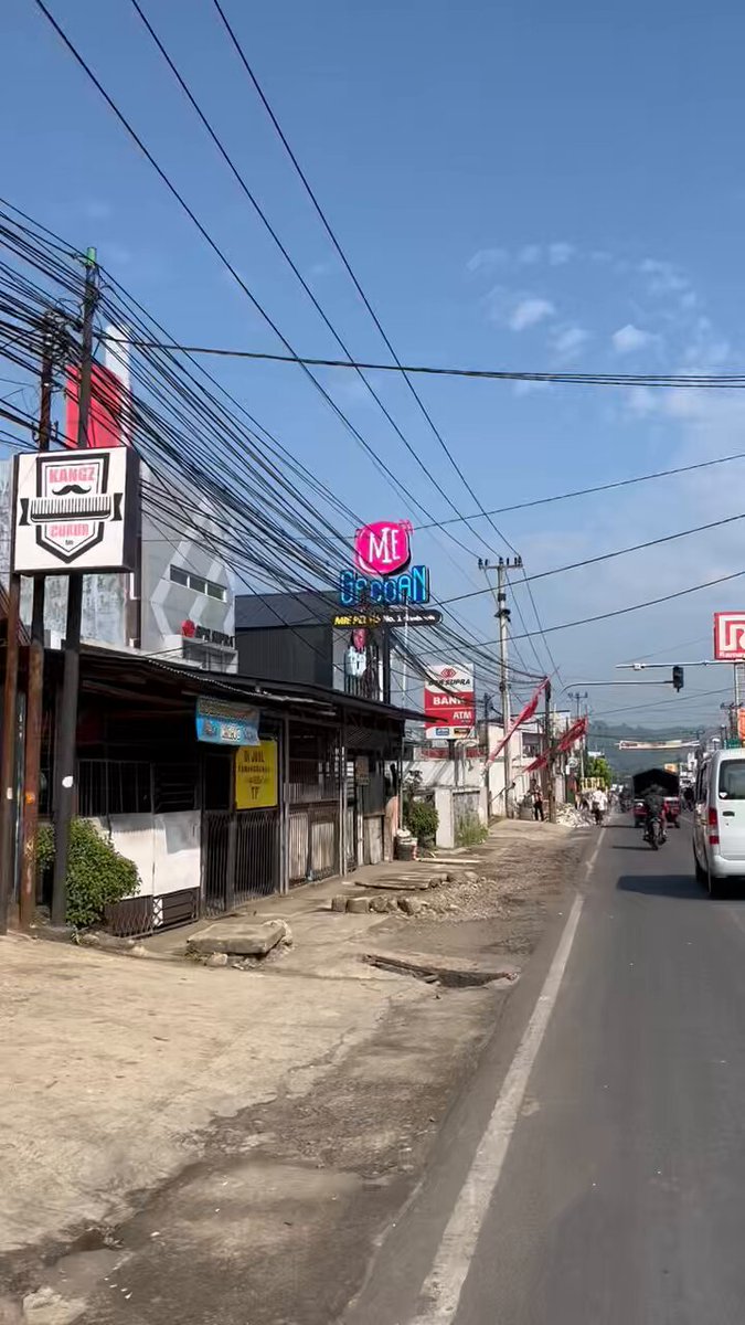 Konsisten terapkan kabel listrik di atas tanah, Kabupaten Sukabumi kini terlihat lebih amburadul total.