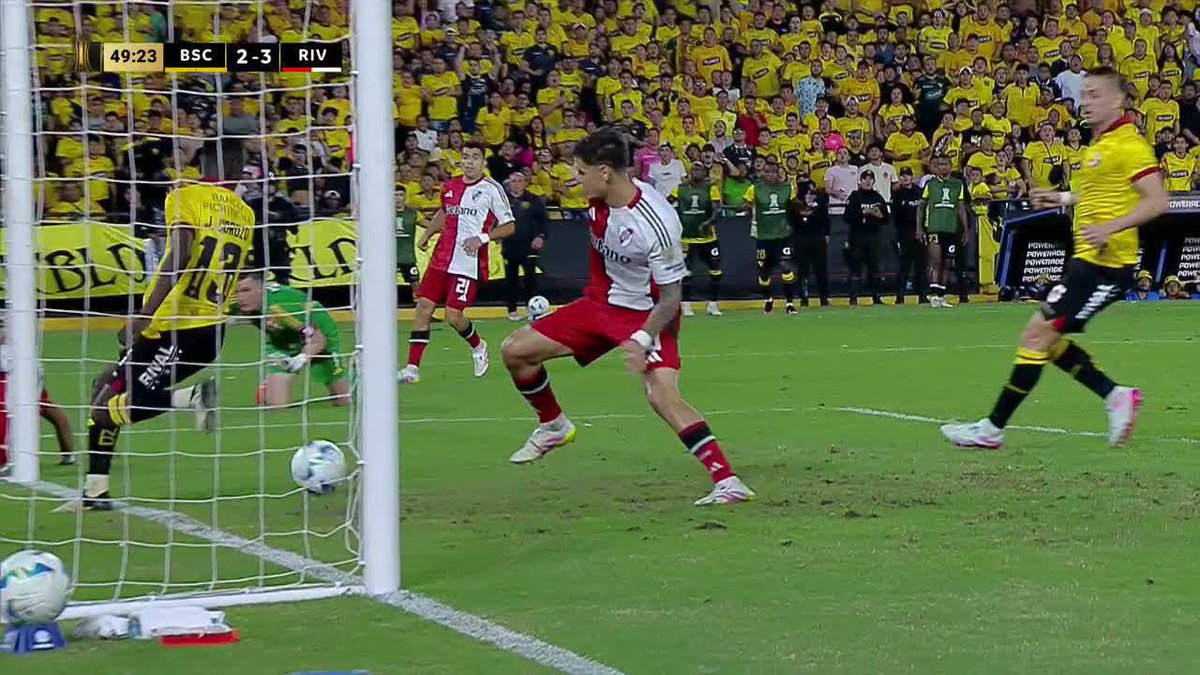 Corozo lo ERRÓ SOLO sin arquero y Martínez Quarta la METIÓ EN CONTRA. Insólita jugada para el 2-3 de Barcelona vs. River. 😳