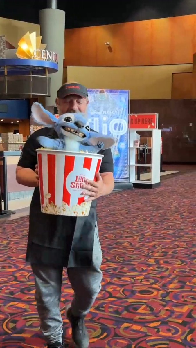 スティッチ、映画館で真面目にバイトしていたと思ったらやっぱり…