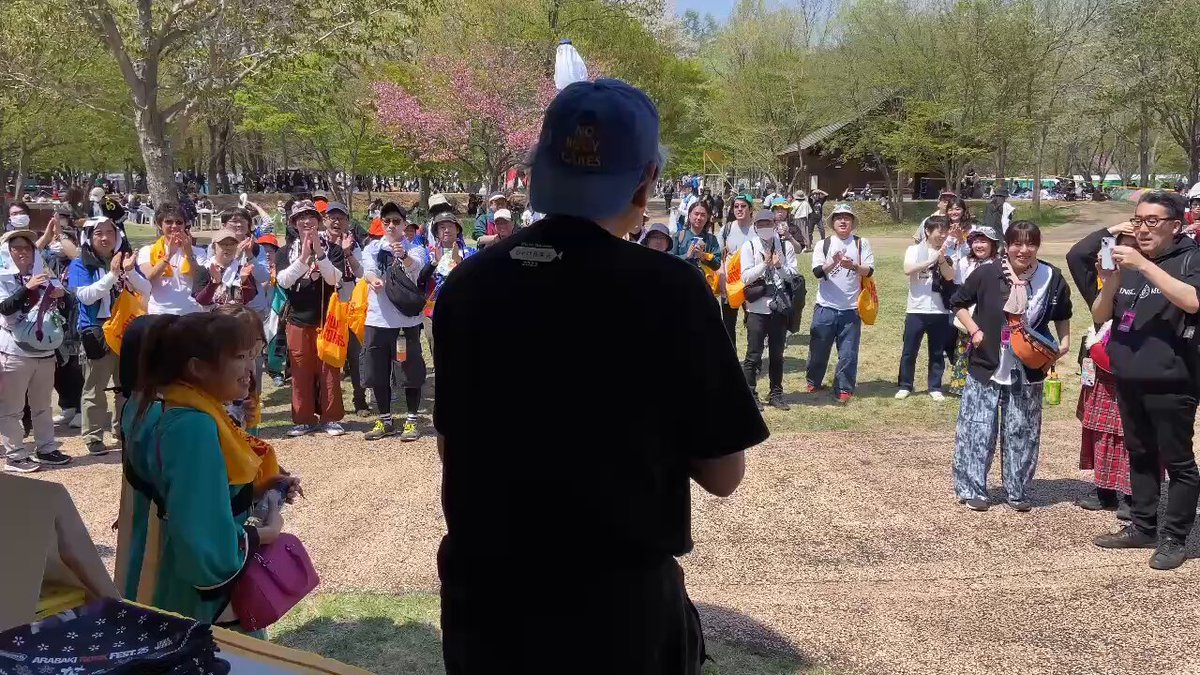 風とロック芋煮会 2025 IMONY IANRYOKO “KITASHIOBARAMURA” ライスボール【初】 青森のライスボール 奈良美智さんと箭内実行委員長で手売りしたARABAKI ROCK FEST.での風とロック芋煮会チケット、その前の時間が彼女たちのサイン会でとんでもない行列ができていたライスボール。 そこで奈良さんと今年の風とロック芋煮会への出演を社長にオファーしてみんなの前で電撃発表しちゃったライスボール。 芋煮汁とおにぎりはどう考えても相性抜群のライスボール。ちなみに中学時代にミソスープというユニットを組んでいた実行委員長。 ARABAKI ROCK FEST. 未来サミット グランプリにも輝いたライスボール。 奈良美智に続け、青森から世界に羽ばたけライスボール。 #風とロック芋煮会 #イモニー慰安旅行