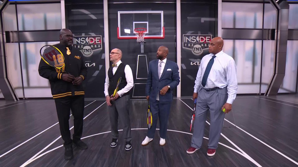 Shaq dished out a PERFECT serve with tennis pro Ant Lee in Studio J 🎾👏