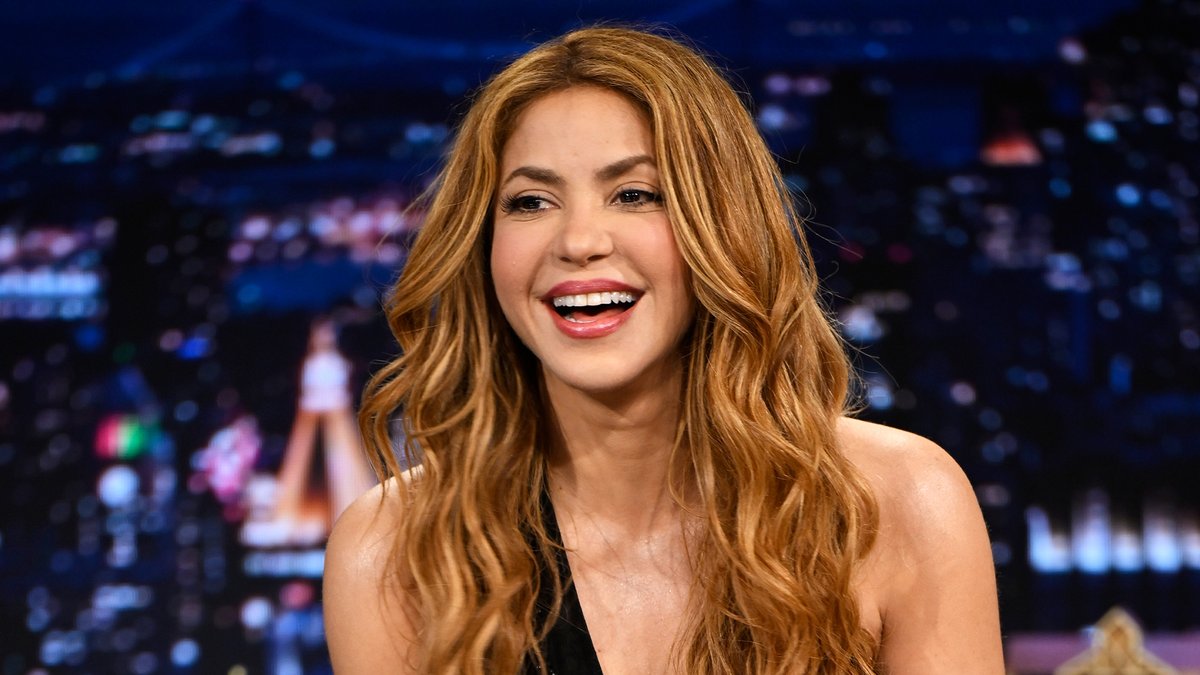 .Pitbull, Wyclef Jean and more are joining Shakira on her Las Mujeres Ya No Lloran Tour! #ShakiraOnFallon #FallonTonight