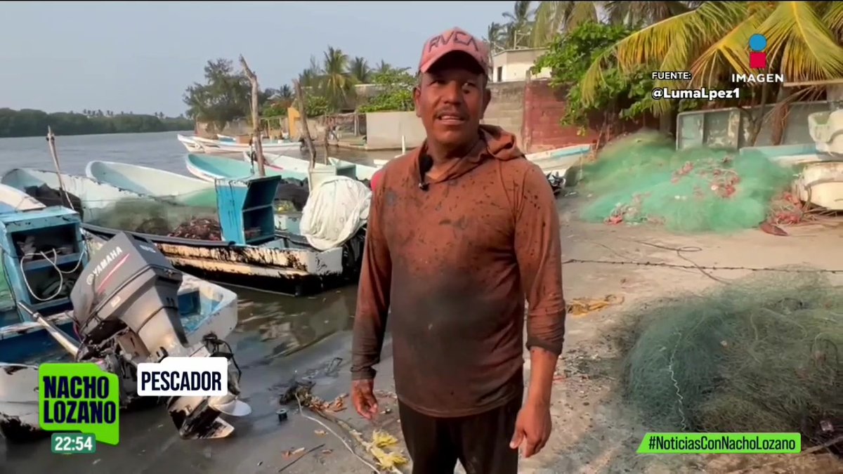 Aves llenas de petróleo, cientos de peces muertos y pescadores sin trabajo, así es el impacto de la fuga de petróleo crudo de #Pemex en el puerto de Dos Bocas, en #Paraíso, #Tabasco. El mar está teñido de negro: