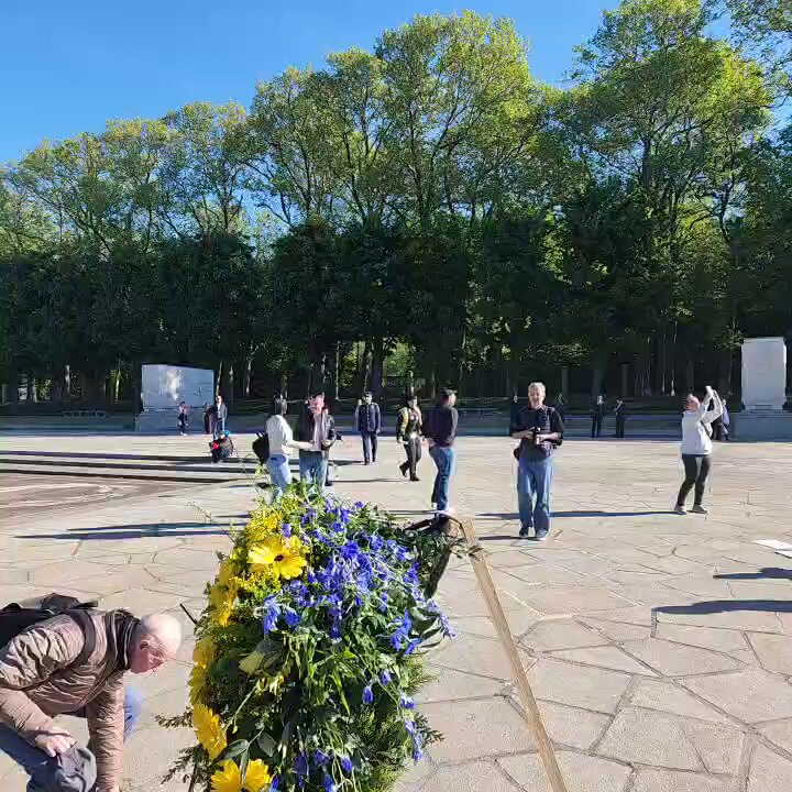 📍 Treptow, 9. Mai Trotz geltender Allgemeinverfügung sind heute Uniformierte mit russischem Staatswappen und Georgsband am Ehrenmal präsent. 👉 Das ist nicht zulässig – außer bei offiziellen Delegationen. Und wenn russische Propaganda als "Diplomatie" durchgewunken wird. Wir sind hier, um zu erinnern – nicht zu marschieren. #GedenkenStattPropaganda 📌 Newsfeed angeheftet. 🔗 Allgemeinverfügung der Polizei Berlin (PDF)