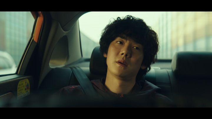 この客、なんかヤバくない？ 客が絶えない幸運な1日を過ごすタクシー運転手 オ・テク（イ・ソンミン）。 さらに最後に乗せた客 クム・ヒョクス（ユ・ヨンソク）が長距離客ということで上機嫌なテクだったが、ヒョクスにとある一言を放ったことで車内が凍りつく。 #運の悪い日 #ABloodyLuckyDay
