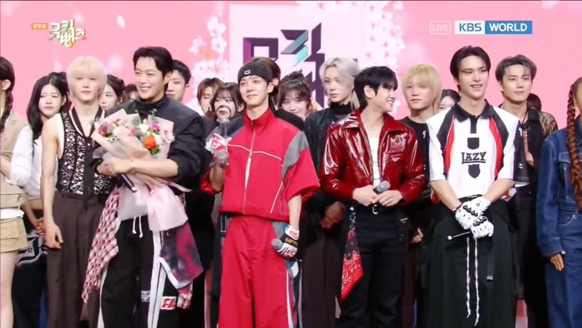 🏆 Congratulations to HIGHLIGHT for winning 1st place on Music Bank today with “Chains”! 🥳 #Chains1stWin #HIGHLIGHT68thWin #HIGHLIGHT #하이라이트 #BEAST #비스트 하이라이트(HIGHLIGHT) (250509)