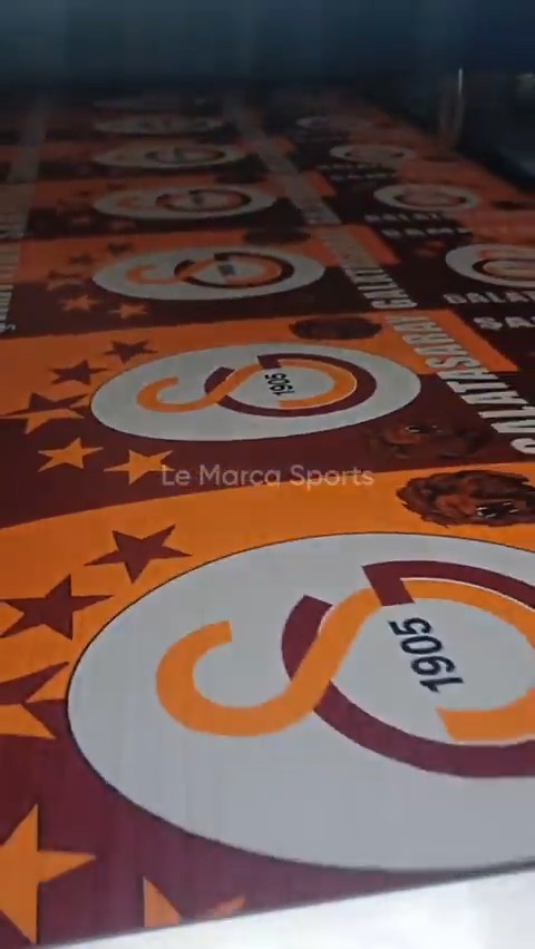 5 yıldızlı Galatasaray bayrakları, bir tekstil firması tarafından hazırlanıyor.