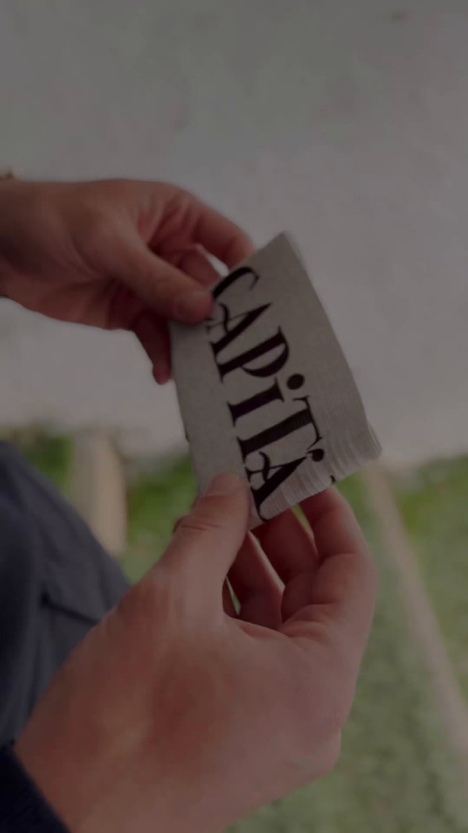 🎥✨| 𝓔𝓵 𝓵𝓮𝓰𝓪𝓭𝓸 𝓬𝓸𝓷𝓽𝓲𝓷𝓾́𝓪 🫡 Antonio Amaro entrega el brazalete de 𝐂𝐀𝐏𝐈𝐓𝐀́𝐍 a Jon Villanueva. Un gesto, una historia, una promesa: 𝐡𝐨𝐧𝐫𝐚𝐫 𝐞𝐬𝐭𝐞 𝐞𝐬𝐜𝐮𝐝𝐨 con alma y corazón. Jonvi se queda. Y lidera 🤍🖤 El brazalete no se suelta. Se transmite. La 𝐔𝐧𝐢𝐨́𝐧 del 𝐟𝐮𝐭𝐮𝐫𝐨 ya está en marcha. jon villanueva ©️ Antonio Amaro Mendo ♾️ #JonviCapitán #HalaUnion #LaUnionDelFuturo 🏳️🏴
