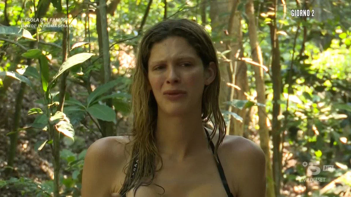 Carly piange e si sente esclusa: "Mi aspettavo un gruppo più coeso" #Isola