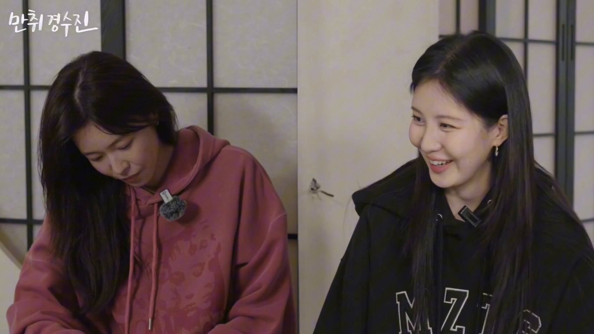 Kyung Soojin really loved Seohyun speaking cutely and casually to her 😆❤️ "Why don't I have a real younger sister?" "Why don't I have a real older sister?" "Destinyyyyyyyy~👯‍♀️"