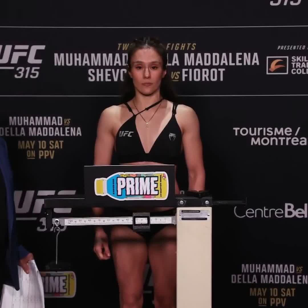 Supera la balanza alexa grasso y marca 126 libras para su combate #UFC315