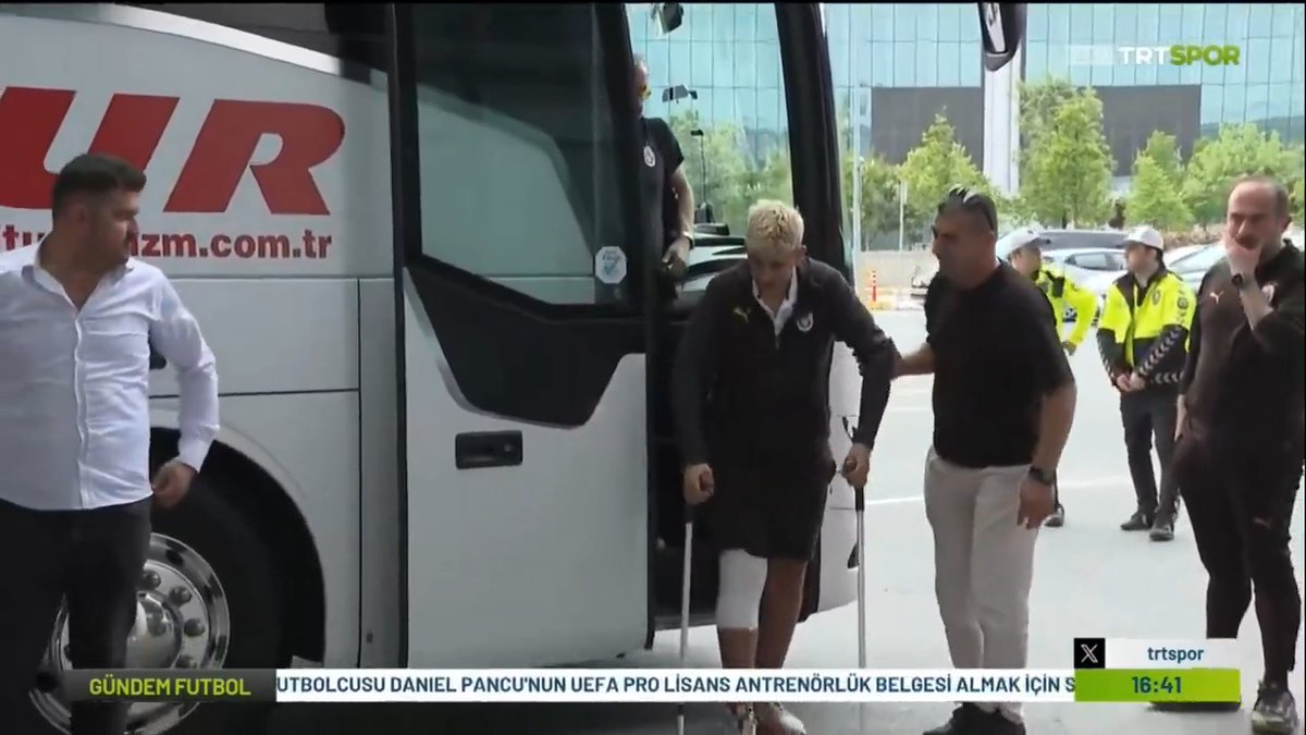 ✈️ Galatasaray kafilesi Trabzon'a uçtu. Dries Mertens, havalimanında takımı yolcu eden taraftarlarımıza vakit ayırarak fotoğraf çekildi ve imza dağıttı. (TRT Spor)