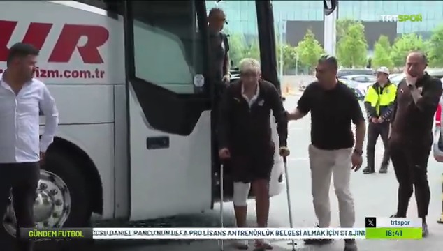 Ali Yiğit Buruk, alçılı bacağına rağmen takımla birlikte Trabzon'a gitti. (TRT Spor)