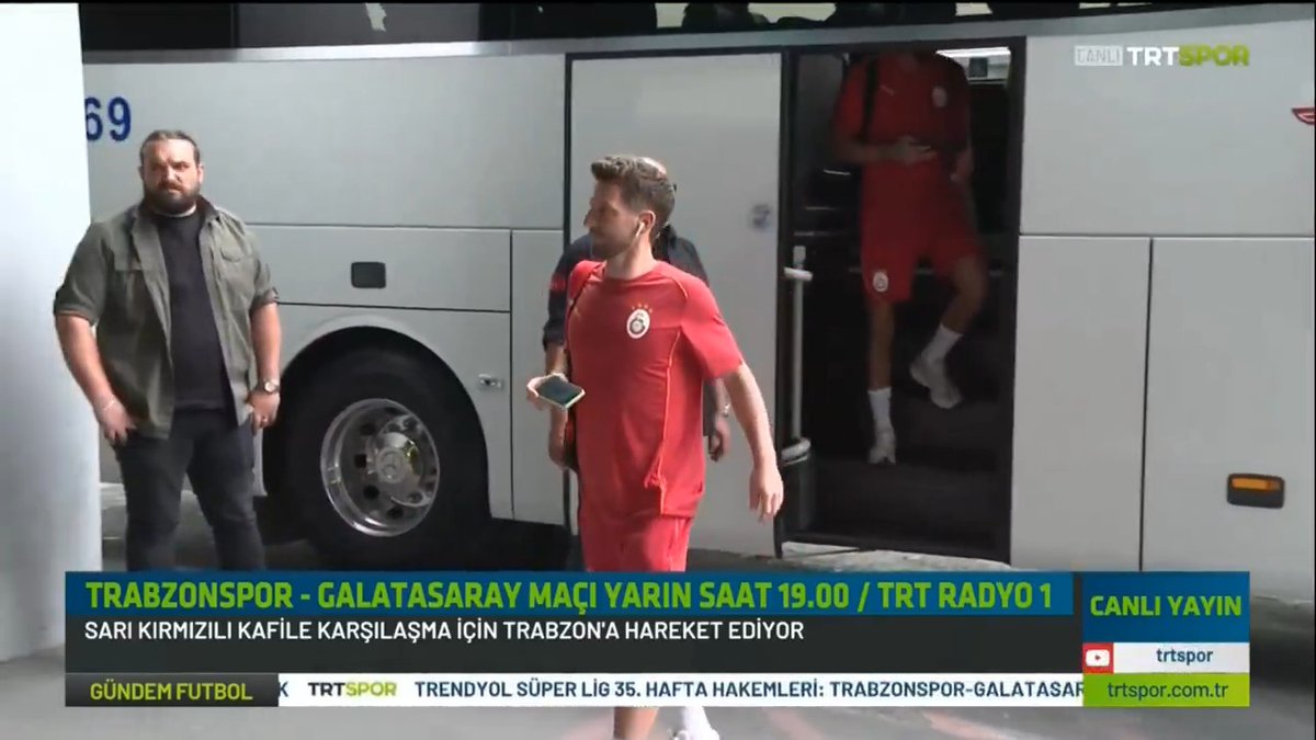 😅 Dries Mertens, takım otobüsünden kendine has şekilde iniyor ve taraftarlarımıza imza dağıtıyor.