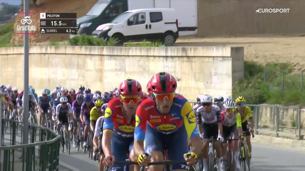 La que estás liando, Carlos Verona 🤯 Lidl-Trek elimina a muchos de los velocistas en la subida del circuito. Pedersen se frota las manos, aguanta Van Aert... en juego está la primera maglia rosa de esta edición. #GirodItalia