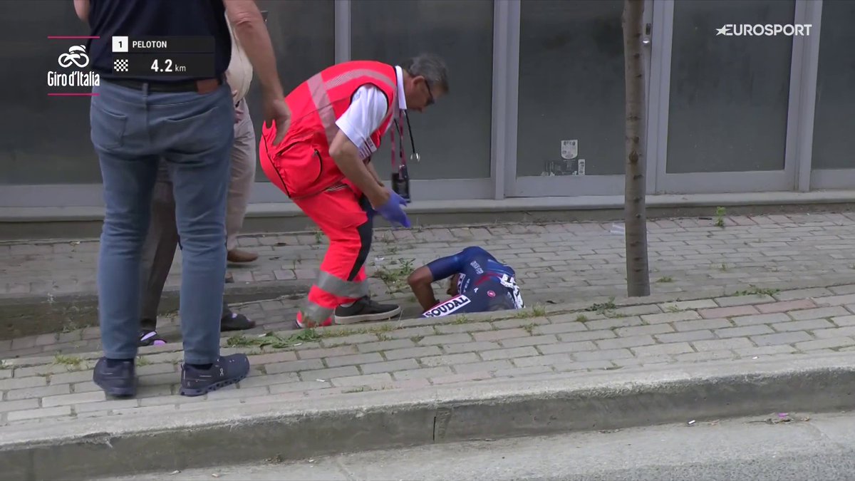 𝗡𝗢 𝗣𝗨𝗘𝗗𝗘 𝗦𝗘𝗥 😨😨😨 Caída durísima de Mikel Landa cuando tan solo quedaban 5 kilómetros para el final de la etapa Pinta feo, muy feo 🙏 #GirodItalia