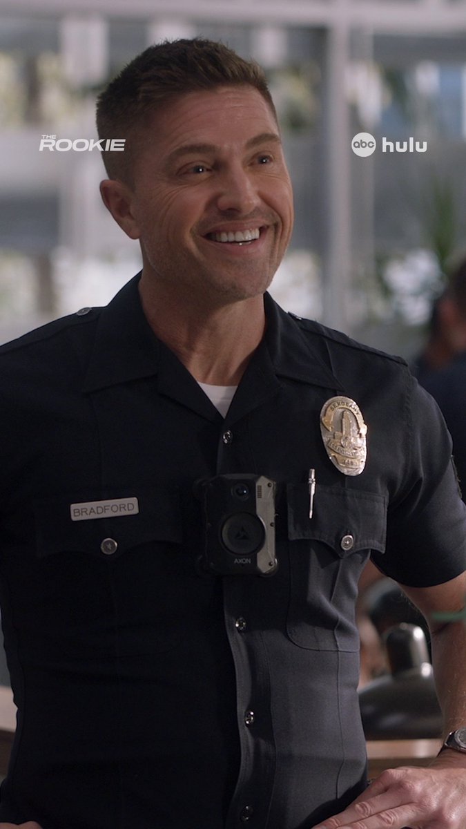 Adding "best gift giver" to the things I love about Skip Tracer Randy 🎁 Stream #TheRookie on Hulu!
