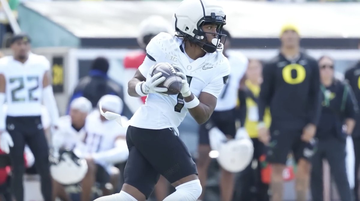 "Ultimate playmaker. Every single peer has just gushed about his playmaking ability." Duck Territory's Matt Prehm on Oregon's 5⭐️ freshman WR Dakorien Moore | Bud Elliott Cover 3 Podcast Summer School Series 📹