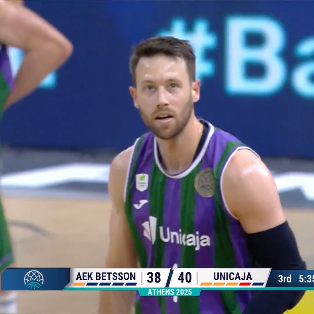 When there's 9,000 people in arena, and 8,999 have given up on a play 😮 #BasketballCL x #FinalFour I UnicajaCB