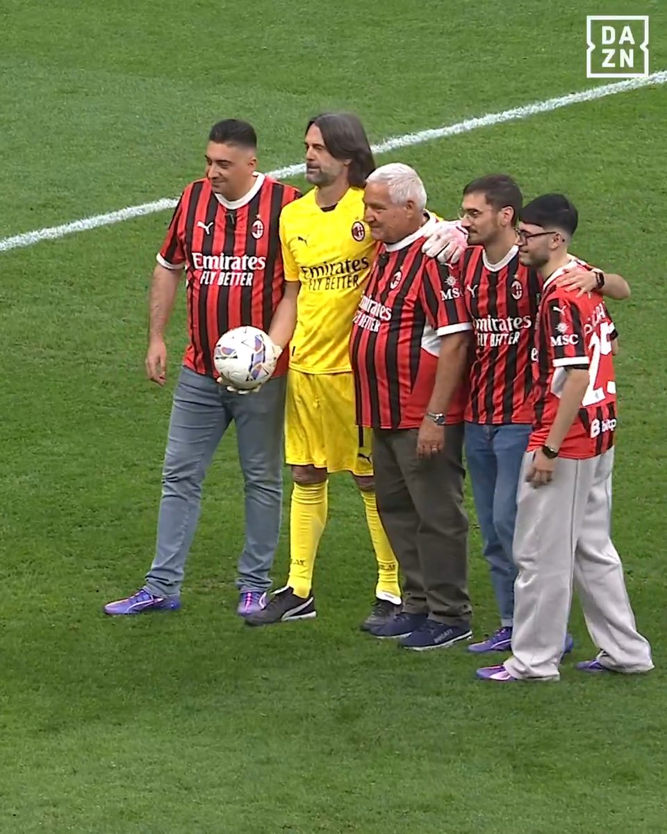 Tirare un rigore alla Scala del Calcio ✅ Con la maglia della tua squadra del cuore 😍 #SaraAssicurazioni AC Milan