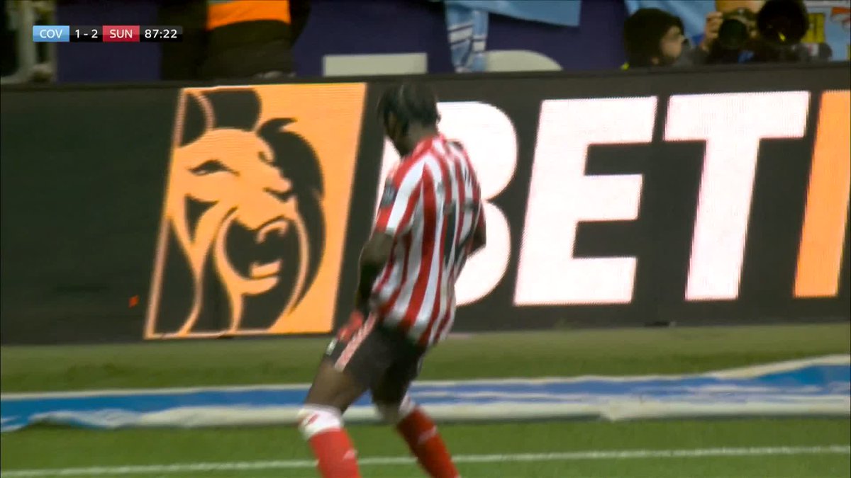 Milan van Ewijk plays a blind pass straight into Sunderland's path! 😱