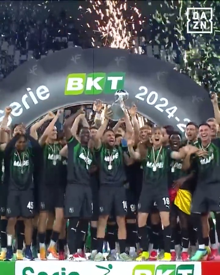 Capitan Berardi alza la coppa al cielo 🏆 Il Sassuolo torna in Serie 🅰️ #SerieBKT #DAZN