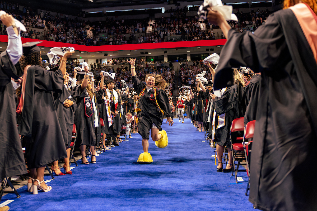 The students who bring Cocky to life spend their entire college careers keeping a big secret. That's why this graduation day tradition is so special. 🎓 Congratulations on your final 2001 in the yellow feet, Nicole! 🤙