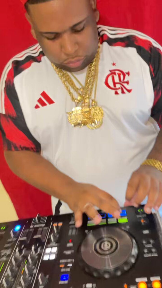 Está liberada a sexta dos crias distorcendo tudo , quebrando o espaço tempo 😂🔥🎶