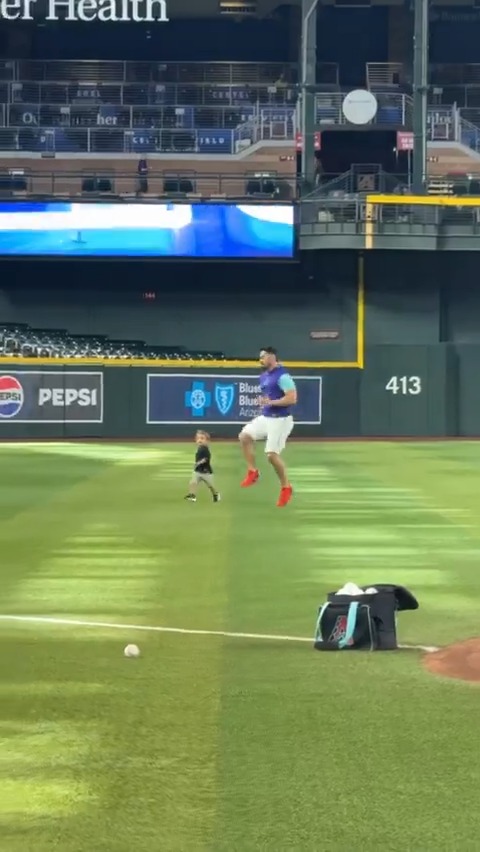 Like father, like son 🥹 Randal Grichuk's son wants to be just like Dad!