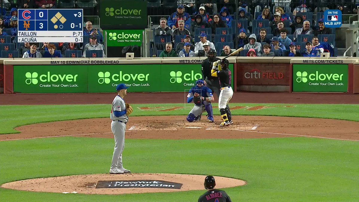 Dansby Swanson throws it away and two runs come home!