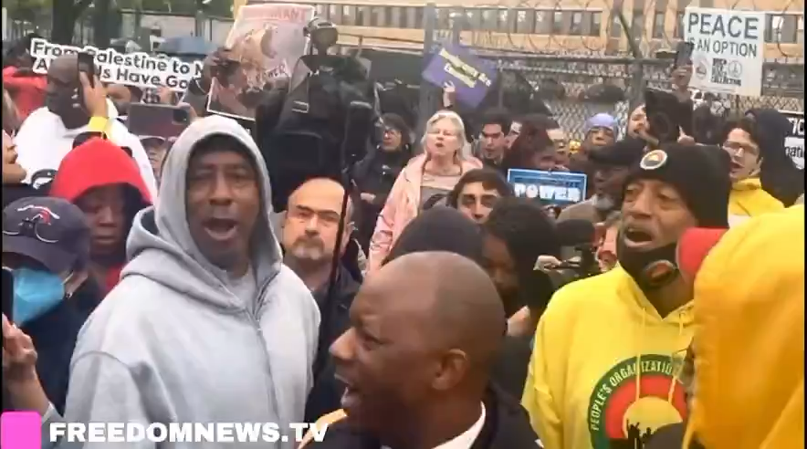 Democrat NYC Comptroller @BradLander leads Democrat protestors as they chant "Free Mayor Baraka" and "Abolish ICE." Democrats are the party of criminal illegal aliens.