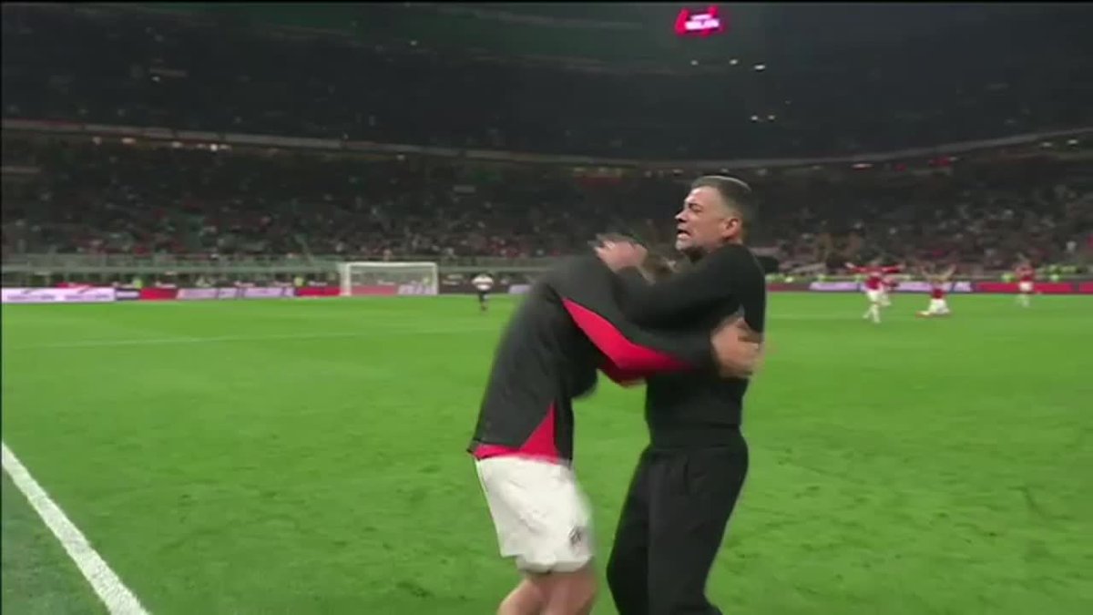 ⚽️⚽️ Así el doblete de Santi Giménez hoy en la Serie A 🇮🇹