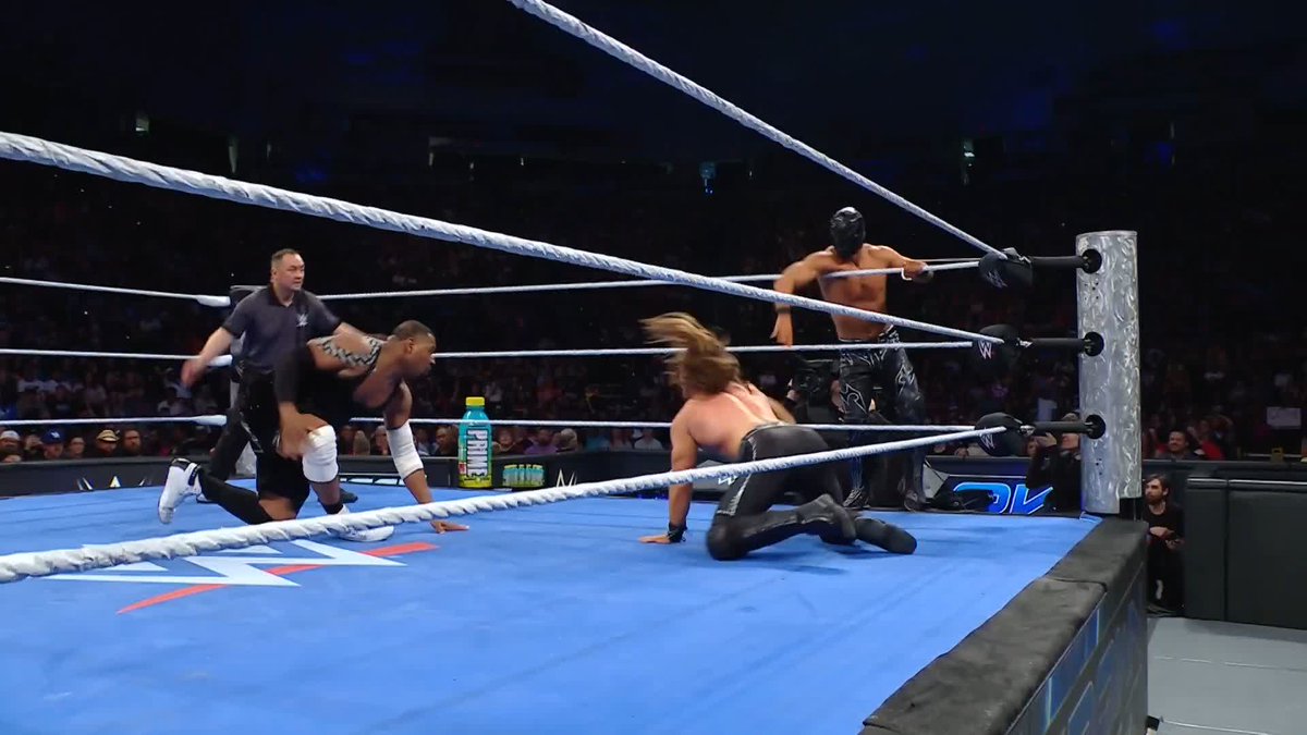Fraxiom is taking control of this match! 👏 #SmackDown